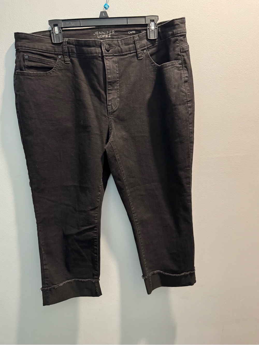 Jennifer Lopez black capri jeans in size 16W